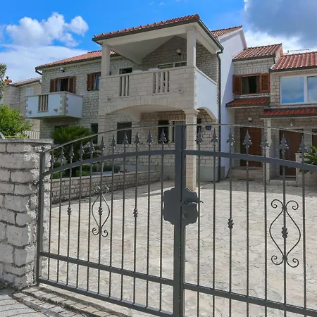 Apartment Komplett Ausgestattete Fuer 7 Personen By Interhome Supetar