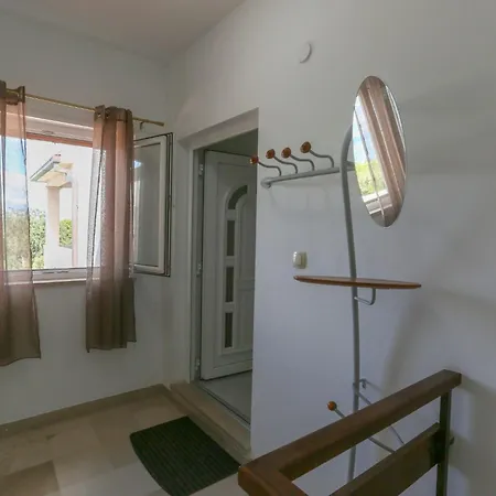 Komplett Ausgestattete Fuer 7 Personen By Interhome Apartment Supetar