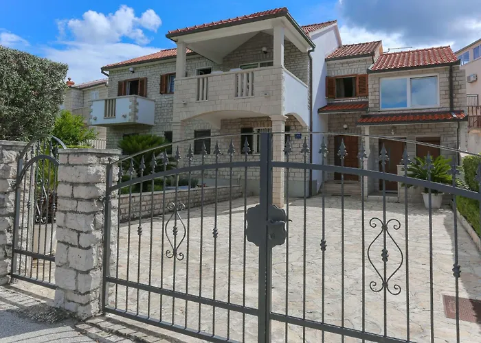 Apartment Komplett Ausgestattete Fuer 7 Personen By Interhome Supetar