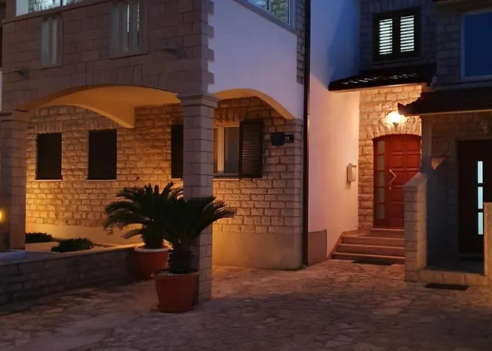 Komplett Ausgestattete Fuer 7 Personen By Interhome * Supetar