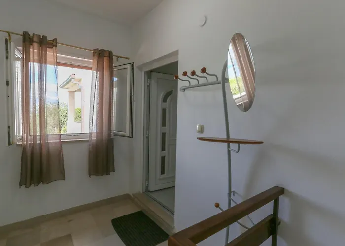 Komplett Ausgestattete Fuer 7 Personen By Interhome Apartment Supetar