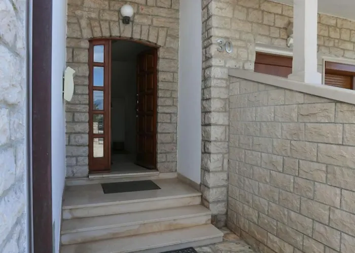 Apartment Komplett Ausgestattete Fuer 7 Personen By Interhome