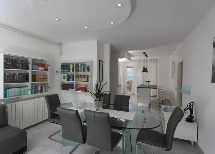 Komplett Ausgestattete Fuer 7 Personen By Interhome Supetar